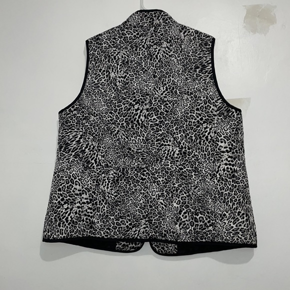 Size 1X Women’s Black and Silver Animal Print Vest - Picture 3 of 3